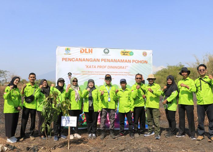 KOMPAK: Kepala DLH Yuni Darti didampingi Kabid Pengendalian Pencemaran dan Kerusakan LH Teguh Wiyatno dan jajaran DLH, foto bersama usai kegiatan penanaman pohon.