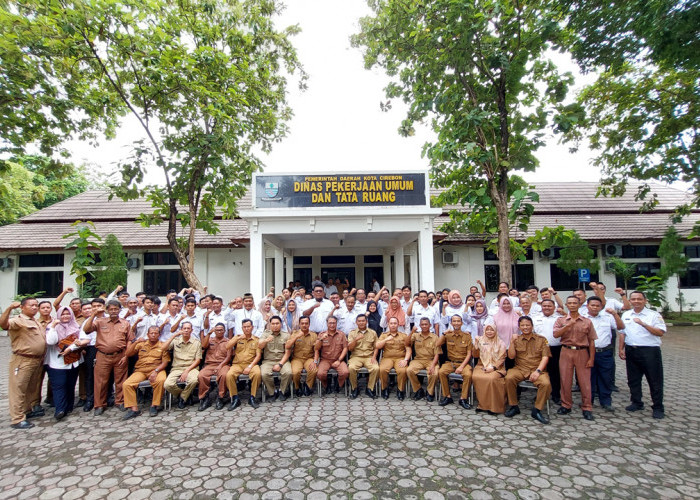 FOTO BERSAMA: Sekretaris DPUTR Mulyani dan segenap pegawai, foto bersama usai upacara dalam rangka Hari Bakti PU Ke-79 Tingkat Kota Cirebon, Selasa (3/12).