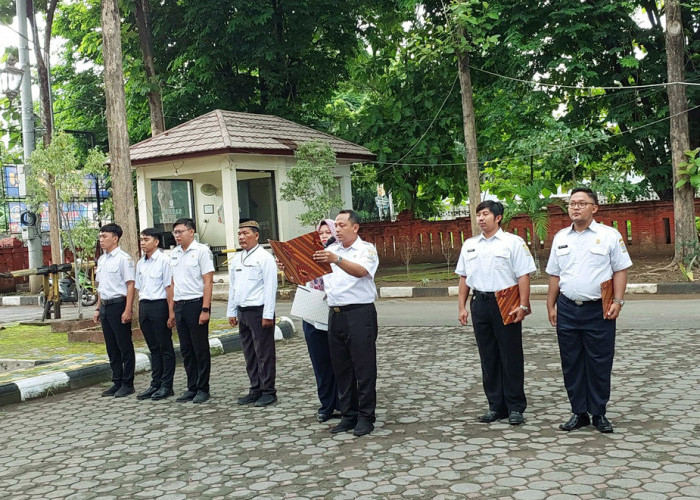 SAPTA TARUNA: Pegawai DPUTR, membacakan sejarah perjuangan Pahlawan Sapta Taruna. Pada 3 Desember 1945, tujuh orang Gerakan Pemuda PU, gugur mempertahankan Gedung Sate Bandung. Atas jasanya, pemerintah menetapkan mereka Pahlawan Sapta Taruna.