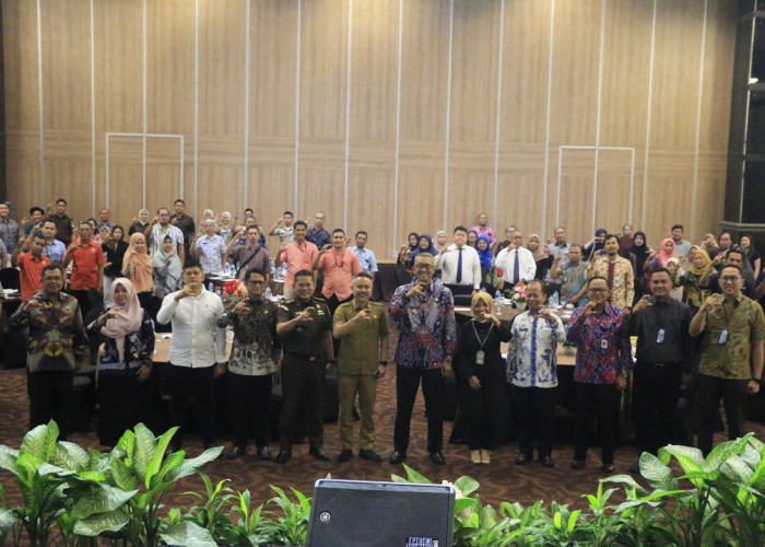 SINERGIS: Pj Walikota Agus Mulyadi didampingi Pj Sekda Arif Kurniawan, dan Kepala BPKPD Mastara, foto bersama peserta sosialisasi pajak daerah dan retribusi daerah. Kegiatan ini, bentuk sinergitas dalam upaya bersama optimalisasi penerimaan PAD