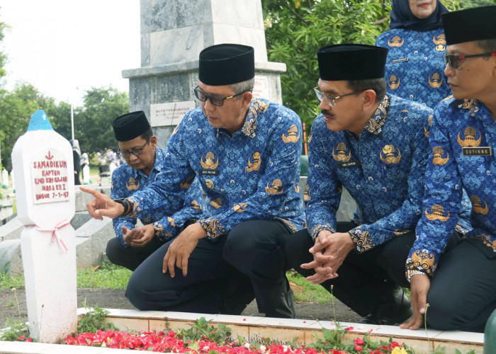 TABUR BUNGA: Ketua Korpri Agus Mulyadi bersama jajaran, tabur bunga di TMP Kesenden. Hal ini, bagian dari rangkaian kegiatan HUT Korpri Ke-53 Tingkat Kota Cirebon. 