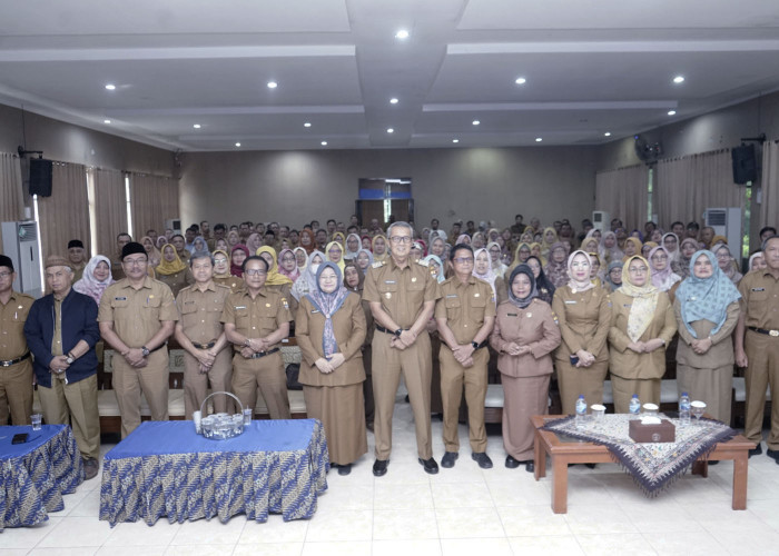 SINERGIS: Pj Walikota Agus Mulyadi didampingi Pj Sekda Arif Kurniawan, Kepala Disdik Kadini dan lainnya, foto bersama seluruh Kepala SD SMP Kota Cirebon.