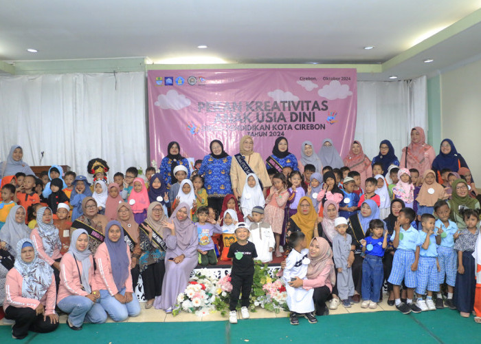 PENERUS: Bunda PAUD Kota Cirebon Madyawati didampingi Kepala Disdik Kadini, foto bersama anak-anak berkualitas calon penerus bangsa, usai kegiatan Pekan Kreativitas Anak Usia Dini Kota Cirebon yang digelar Rabu-Kamis (16-17/10).