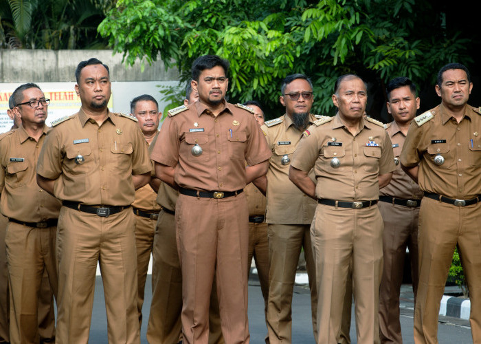 LENGKAP: Para Camat dan Lurah di Kota Cirebon, hadir dalam apel bersama yang dipimpin Pj Walikota Agus Mulyadi, di Kantor Bappelitbangda, Senin (19/2).