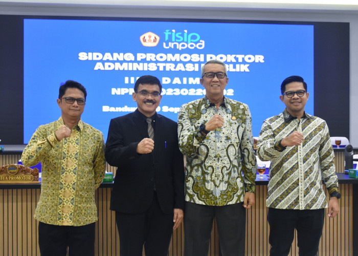 HADIR LANGSUNG: Kepala DKUKMPP Iing Daiman bersama Pj Walikota Agus Mulyadi, Pj Sekda Arif Kurniawan, dan Kepala Bank bjb Cabang Cirebon Opik Taufik Robiyan, hadir langsung mengikuti Sidang Promosi Doktor Iing Daiman di Unpad Bandung, Kamis (19/9).