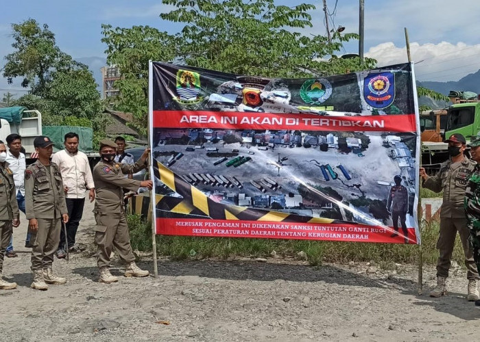 IMBAUAN: Satpol PP Kabupaten Cirebon memasang spanduk di lokasi penertiban bangli di Blok Karangbaru Desa Palimanan Barat Kecamatan Gempol