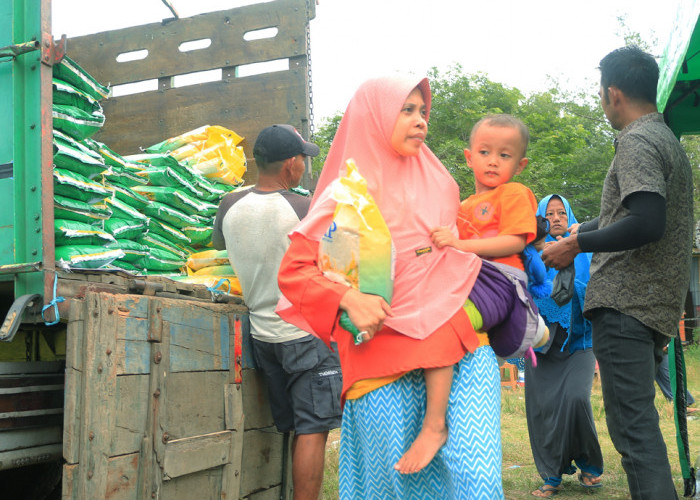 BERAS MURAH: Masyarakat membeli beras berkualitas dengan harga murah di GPM. Hal ini, bentuk nyata perhatian dan kepedulian pemerintah kepada rakyat kecil.