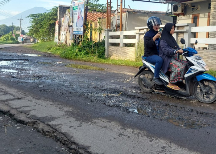 Jalan Rusak Membahayakan Warga