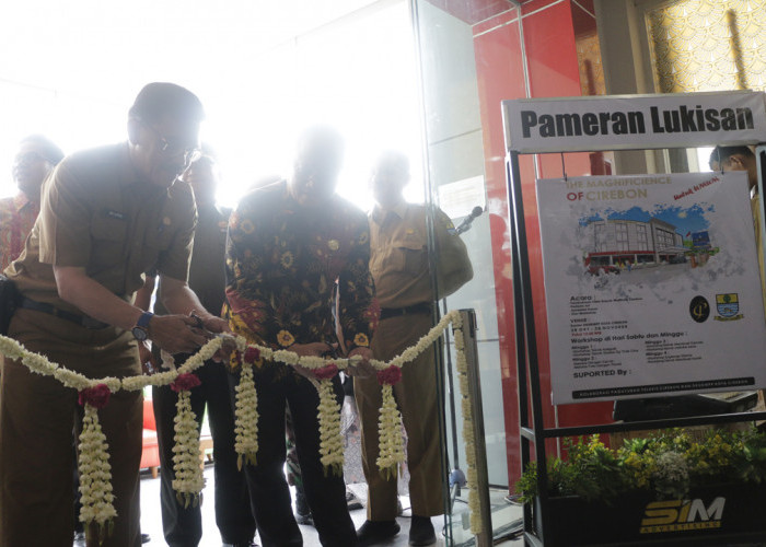 PERESMIAN: Pj Sekda Iing Daiman bersama Ketua DPRD Kota Cirebon Andrie Sulistio, gunting pita peresmian Pameran Lukisan Cirebon dengan tema “The Magnificence of Cirebon”.