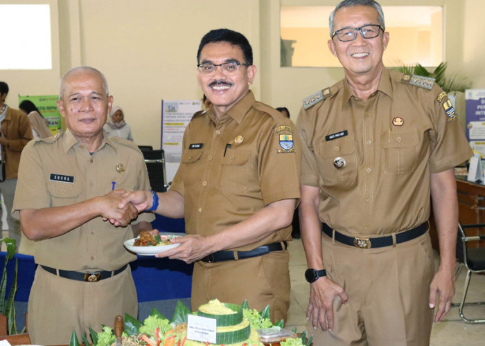 TUMPENG: Pj Walikota Agus Mulyadi didampingi Pj Sekda Iing Daiman, menyerahkan potongan tumpeng kepada Kepala DPMPTSP Sosroharsono, saat soft launching MPP.