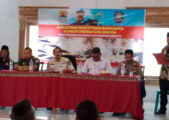 SOSIALISASI: Kasatpol PP Kabupaten Cirebon H Imam Ustadi SSi MSi memimpin sosialisasi penertiban Bangli Goa Macan di Blok Karangbaru Desa Palimanan Barat Kecamatan Gempol.