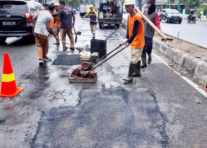 NYAMAN: Lubang besar yang membahayakan di Jalan Cipto, sudah diperbaiki tim DPUTR. Jalan mulus, membuat masyarakat lebih nyaman dalam beraktifitas.