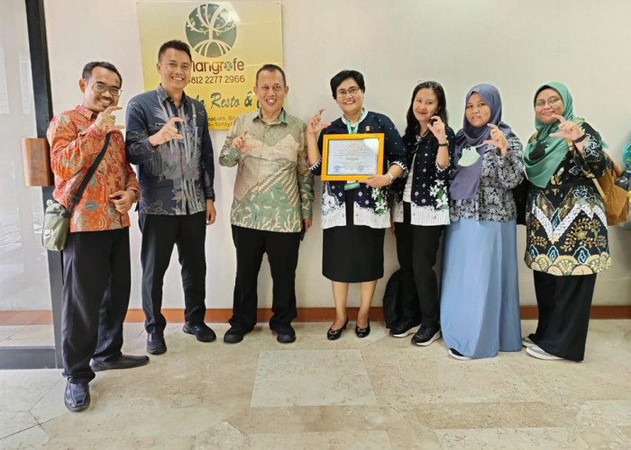 PEMBINA: Kepala Bidang Tata Lingkungan DLH Rega Wardana, Kepala SMP Santa Maria Kota Cirebon Christina Rukiyanyi dan tim, foto bersama Pembina Gerakan PBLHS Pusat Kementrian LHK Wahid Karunia. 