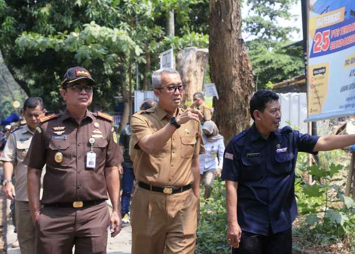 PENATAAN: Sekda Agus Mulyadi, Kabid BMD BPKPD Nurdin, dan Kajari Kota Cirebon Umaryadi, mengingatkan bangunan liar diatas aset Pemda Kota Cirebon, dan memasang tanda batas aset seluas 161.193 meter persegi di kawasan Stadion Bima, Selasa (25/7).