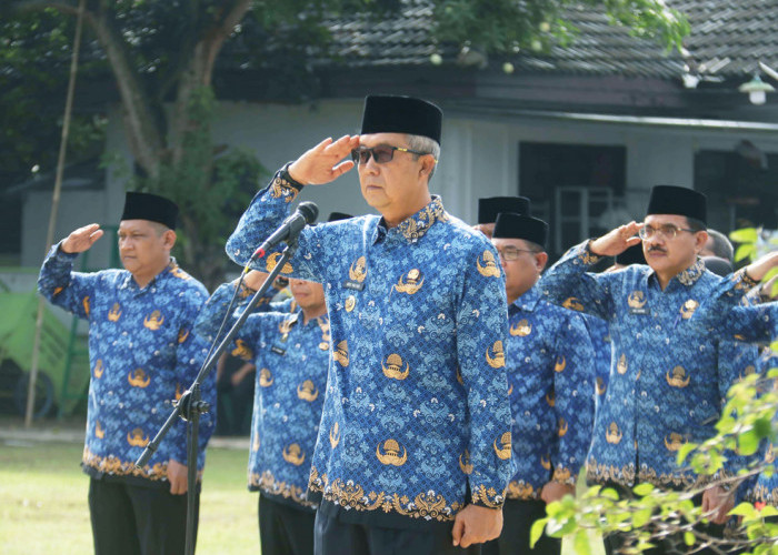 
Foto 8 : PAHLAWAN: Ketua Korpri Agus Mulyadi memberikan penghormatan kepada para pahlawan yang dimakamkan di TMP Kesenden. Atas jasa mereka, Indonesia merdeka. 