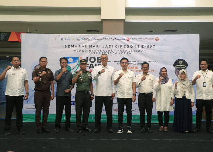 SINERGIS: Pj Walikota Agus Mulyadi didampingi Kepala Disnaker Agus Suherman, foto bersama Forkopimda dan mitra, dalam pembukaaan job fair Kota Cirebon, Rabu (24/7).