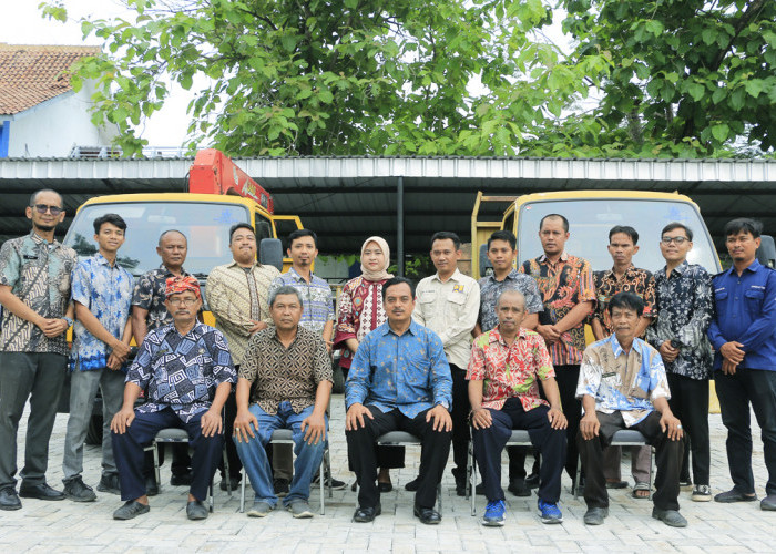 KOMPAK: Kepala UPT Peralatan dan Perbengkelan DPUTR Kota Cirebon Tommy Fahlevianto, foto bersama jajarannya. Kekompakan dan sinergitas menjadi acuan kinerja.