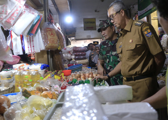 DISKUSI: Pj Walikota Agus Mulyadi berdiskusi dengan pedagang Pasar Jagasatru. Pemimpin harus hadir dengan turun langsung, melihat situasi dan kondisi di lapangan.