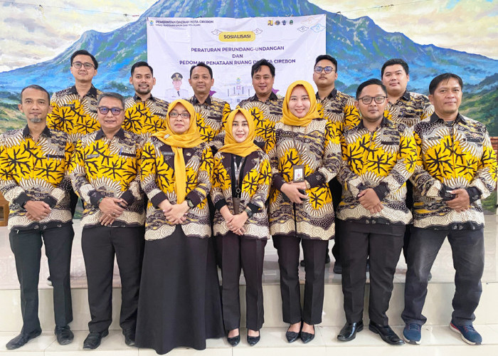 KOMPAK: Kabid Tata Ruang DPUTR Ario Purdianto foto bersama tim sosialisasi RDTR Kota Cirebon. Kekompakan, sinergitas, dan harmonisasi, menjadi acuan kinerja.