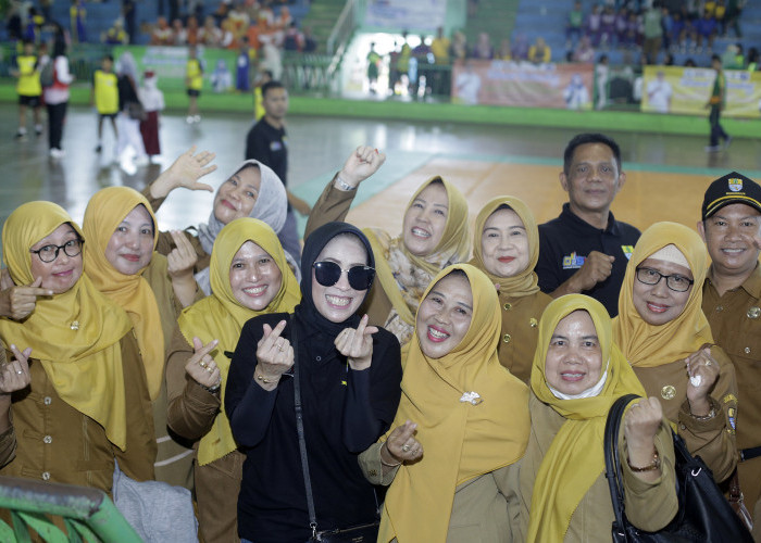SEMANGAT: Para kepala sekolah memberikan dukungan semangat, kepada atlet masing-masing sekolah yang bertanding, dalam O2SN Tingkat Kota Cirebon.