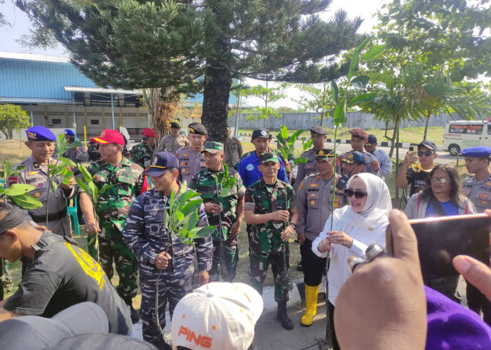 MANGROVE: Wakil Walikota Eti Herawati bersama Forkopimda, menanam mangrove untuk pemulihan ekosistem pantai, dalam rangka Hari Mangrove Sedunia, Rabu (26/7).