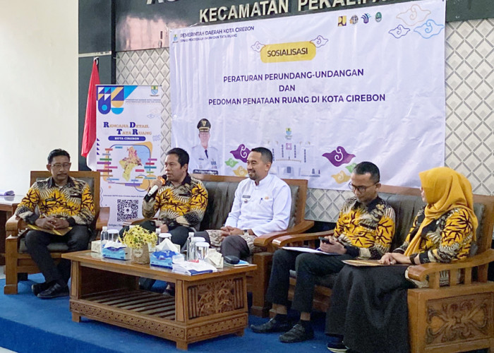 BERKELANJUTAN: Kepala DPUTR Rachman Hidayat didampingi Kabid Tata Ruang DPUTR Ario Purdianto, sosialisasi RDTR di Kecamatan Pekalipan. Dengan sosialisasi masif, diharapkan implementasi tata ruang berjalan optimal dan berkelanjutan.