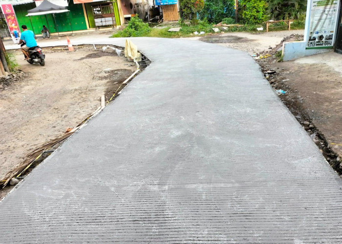 BETON: Selain dengan aspal, perbaikan dan peningkatan beberapa ruas jalan, dilakukan betonisasi. Dengan jalan beton, aktivitas masyarakat lebih nyaman.