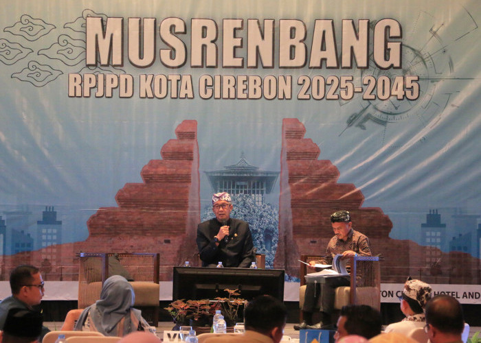 NARASUMBER: Pj Walikota Agus Mulyadi menjadi narasumber dalam Musrenbang RPJPD Kota Cirebon 2025 -2045. Agus Mulyadi memaparkan berbagai kemajuan, dan rencana kerja Kota Cirebon kedepan.
