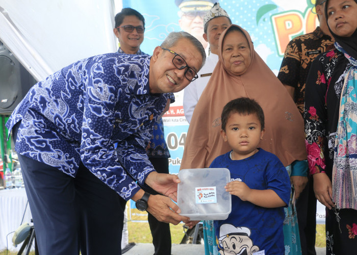 IKAN GRATIS: Pj Walikota Agus Mulyadi, secara simbolis menyerahkan paket ikan segar gratis. Dengan anak-anak gemar makan ikan, mencetak generasi sehat dan cerdas.