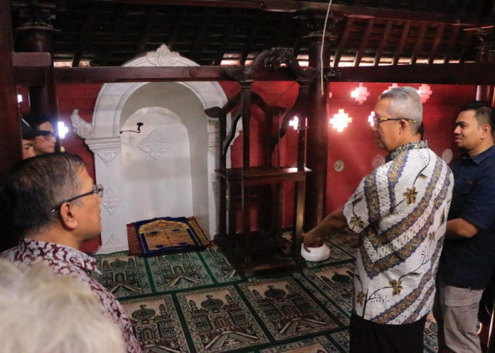 MENINJAU LANGSUNG Pj Walikota Cirebon meninjau langsung Masjid Merah Panjunan yang menjadi ikon kampung wisata Arab Panjunan.