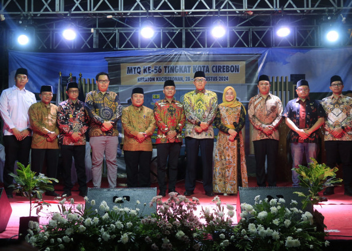 MTQ KOTA CIREBON : Pj Walikota Agus Mulyadi bersama Forkopimda dan instansi terkait, foto bersama usai pukul gong tanda pembukaan MTQ Ke-56 Tingkat Kota Cirebon di Keraton Kacirebonan, Rabu malam (28/8)