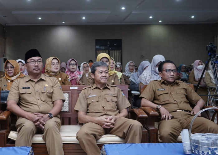 LANGKAH BERSAMA: Sekretaris Disdik Sujana mendampingi Asisten Perekonomian Pembangunan Sumantho dan Asisten Pemerintahan Kesra Sutikno, dalam kegiatan motivasi bersama membangun Kota Cirebon di aula Disdik, Selasa (9/1).