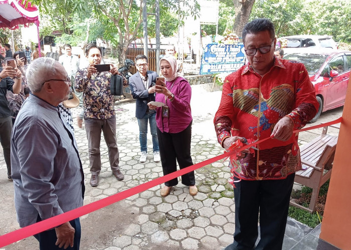 GUNTING PITA: Owner Firma Hukum Dr Dudung didampingi Ketua Yayasan Wiralodra Indramayu Ir H Darsono melakukan pemotongan pita.