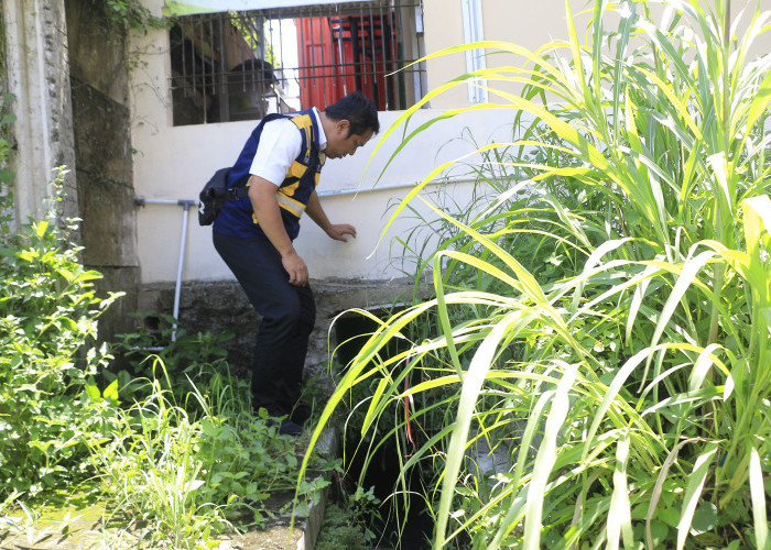 TERTUTUP: Banyaknya bangunan diatas drainase, membuat aliran air terhambat. Hal ini ditemukan saat Kepala DPUTR Rachman Hidayat dan tim, turun langsung menyisir drainase.