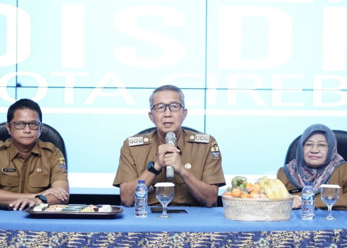 MOTIVASI: Pj Walikota Agus Mulyadi menyampaikan arahan dan motivasi, kepada seluruh Kepala SD SMP Kota Cirebon. Pj Walikota Agus Mulyadi mengajak rapatkan barisan, melangkah bersama dalam masa transisi, agar pendidikan tetap berjalan baik.