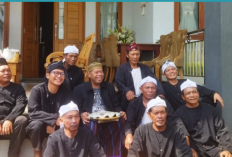 Tradisi Rebo Wekasan, Eman Bagikan Kue Apem di Kampung Kaputren