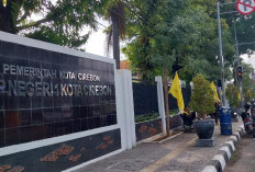 APK Parpol dan Caleg DPR di Depan Sekolah  