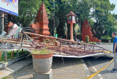 Papan Reklame Ambruk Timpa Pengguna Jalan