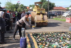 Musnahkan Ribuan Botol Miras Hasil Operasi Pekat Lodaya II