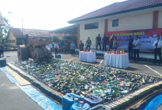 Polisi Musnahkan Ribuan Botol Miras 