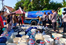 Satlantas Polres Kuningan Bantu Warga di Desa Pakembangan Kirim Air Bersih 