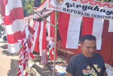 Bendera dan Pernak Pernik Tujubelasan Mulai Marak di Jalan