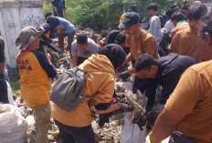 3 Truk Dikerahkan Angkut Sampah Liar di Desa Kertawinangun