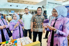 Tampil di Pameran Jendela Kertajati, Ketua Dekranasda Cirebon Bawa Produk IKM Lokal Mendunia