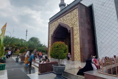 Di Masjid Raya Attaqwa Cirebon Bisa Buka Puasa Gratis sambil Belanja di Bazar