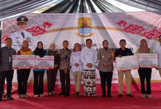  Sekda Serahkan BLT untuk Buruh Rokok