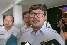 Gapura Pataraksa Roboh, Bupati Cirebon: Ini Kacau, Bongkar Semua dan Bangun Ulang!