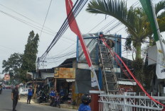 Papan Reklame Setinggi 10 Meter di Kawasan Gedung DPRD Kuningan Nyaris Roboh