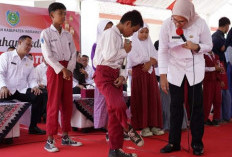 Bupati Nina Sedekah Ribuan Sepatu untuk Anak Sekolah