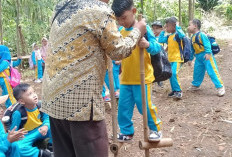 Festival Sekolah Alam Sataqu Kenalkan Permainan Egrang